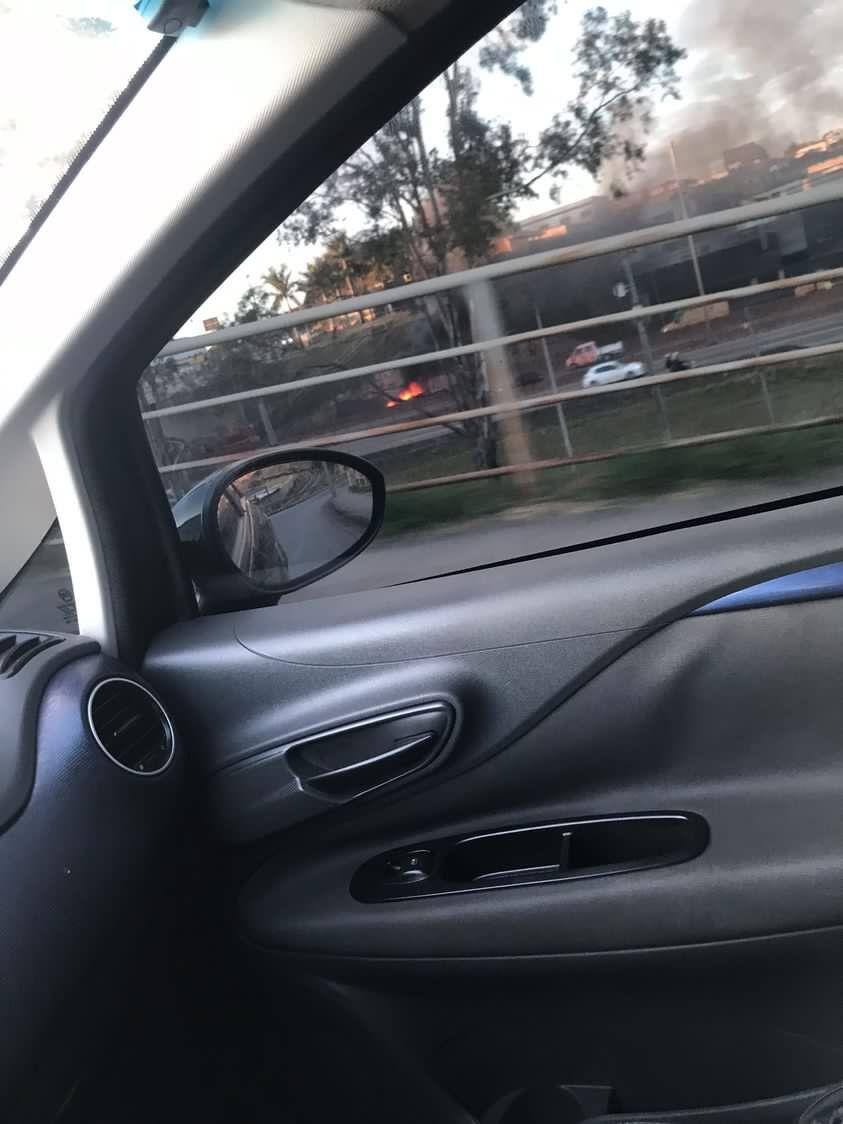 Carro pegou fogo na marginal, próximo ao viaduto do PTB.
