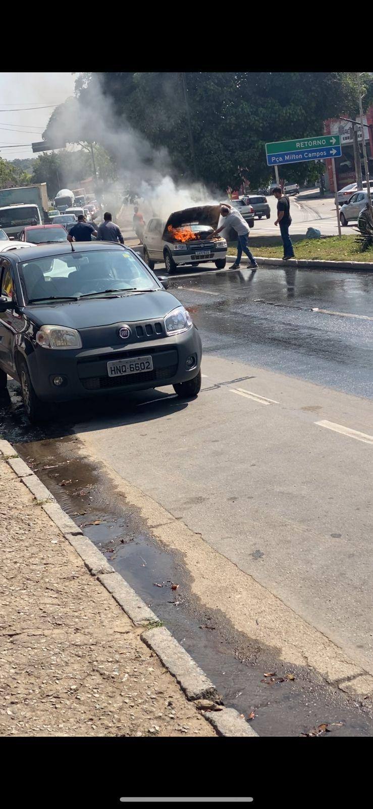 Carro pegou fogo por volta das 10h.
