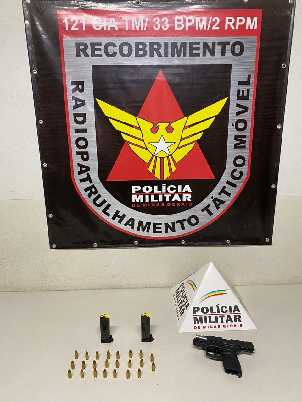 Com o homem, foram apreendidas uma pistola Taurus 9 mm, além de 23 munições intactas e dois carregadores