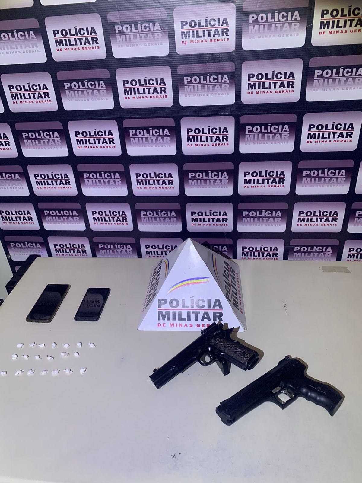 Com os adolescentes e o jovem, os militares encontraram duas réplicas de arma de fogo, 20 papelotes de cocaína, além do celular da vítima