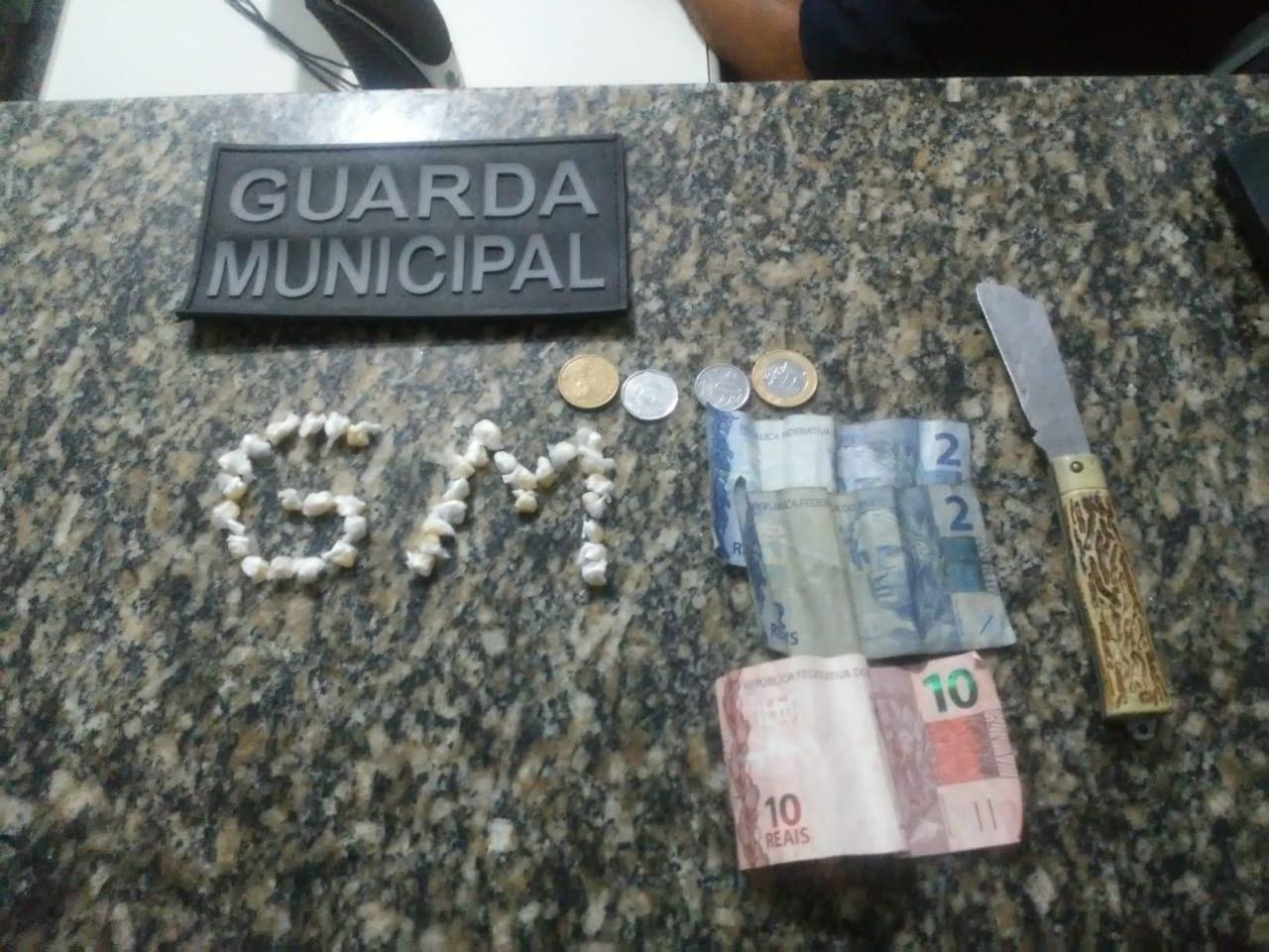 Conforme a Guarda Municipal, suspeito, de 25 anos, já possuía passagens por tráfico de drogas e por roubo