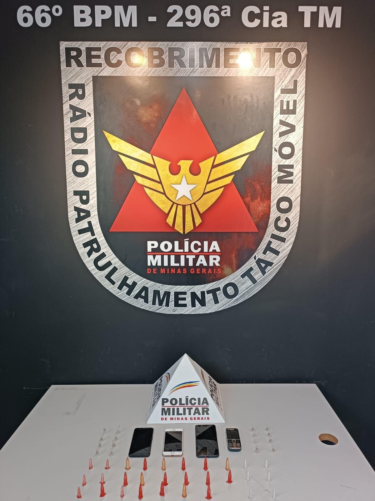 Drogas e celulares apreendidos com o suspeito.