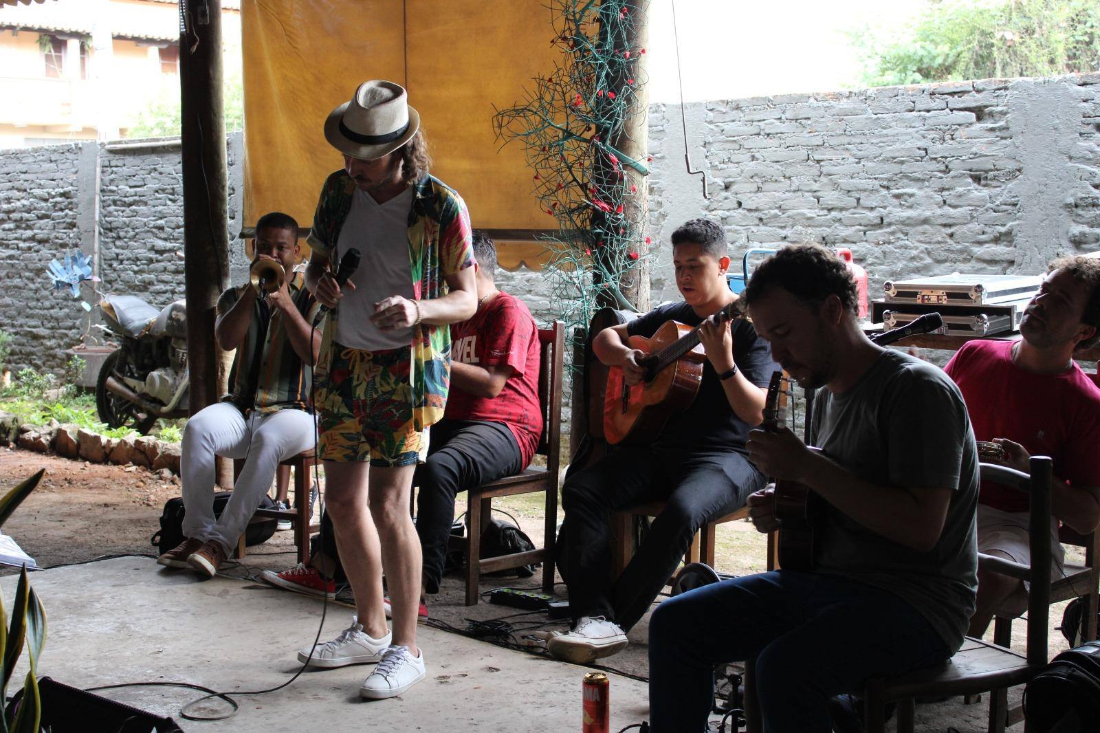 Durante o evento, que acontece sempre no segundo sábado de cada mês, a música fica por conta do grupo Clube do Choro de Betim
