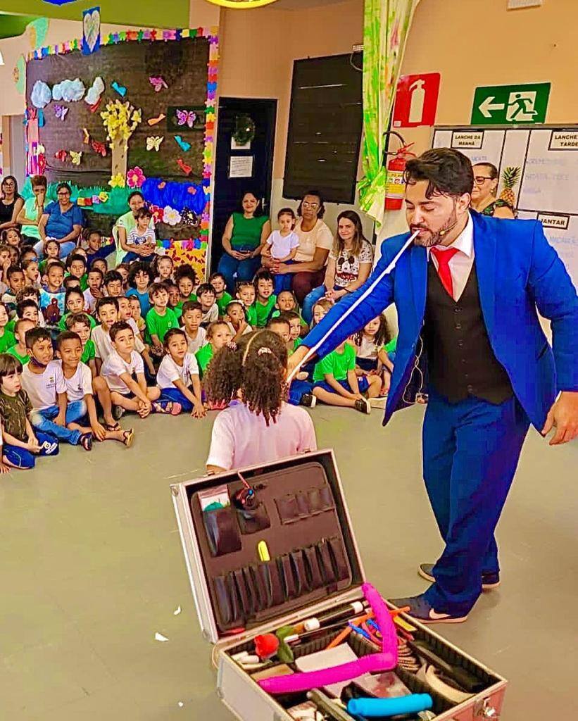 Elton Magalhães reúne magia e humor no espetáculo.