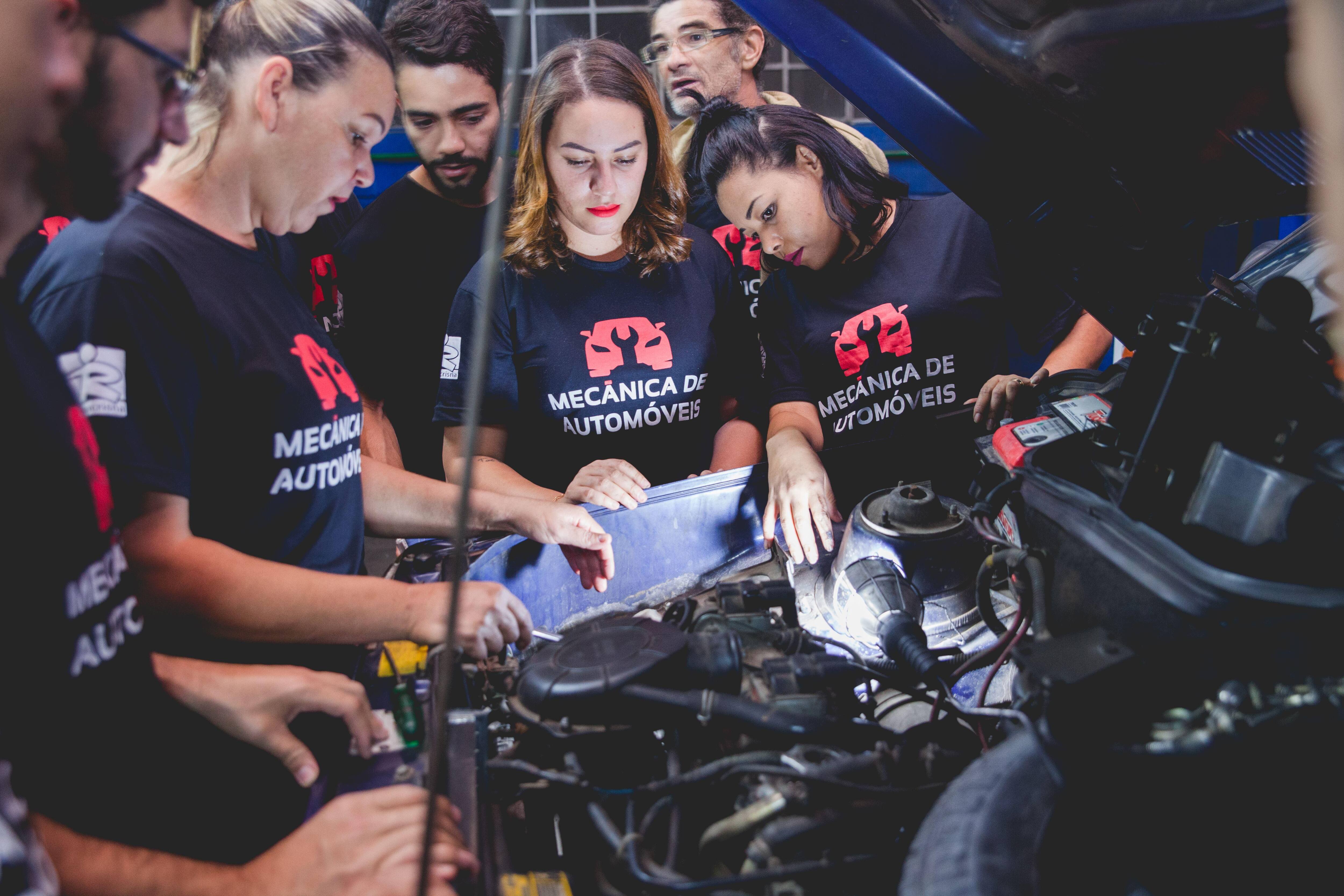 Entre os cursos oferecidos pelo instituto está o de mecânica de automóveis, com duração total de três meses.