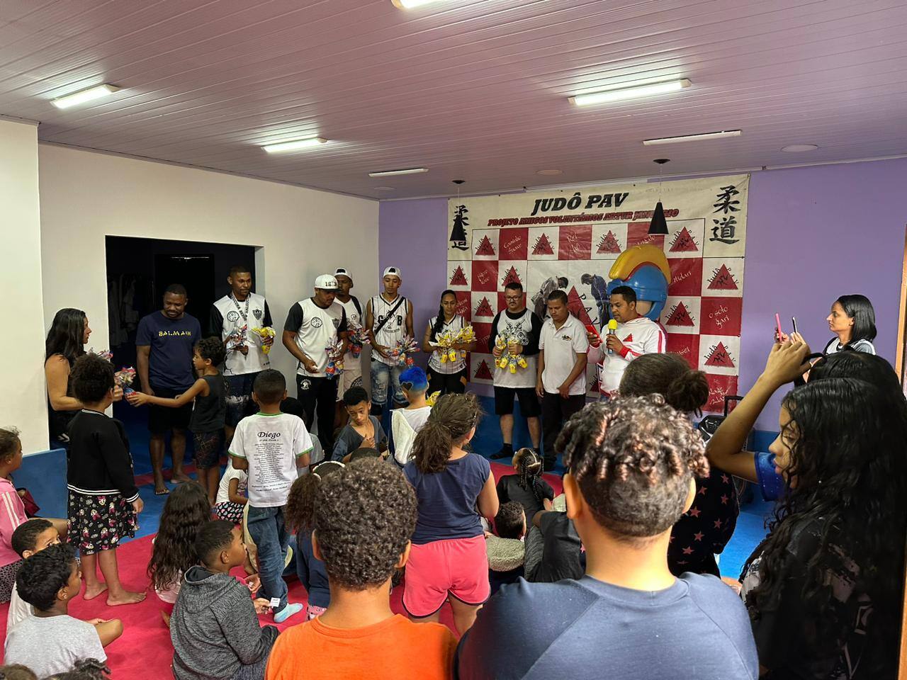 Escolha de quem recebeu o ovos foi feita pelos 168 "presidentes de rua" da comunidade, que são moradores voluntários da região