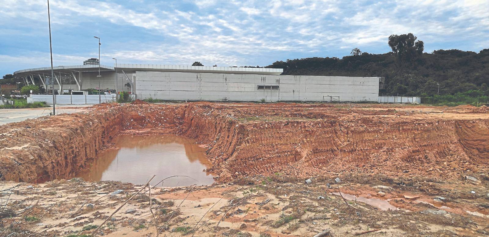 Estrutura está sendo construída em terreno ao lado do Monte Carmo Shopping