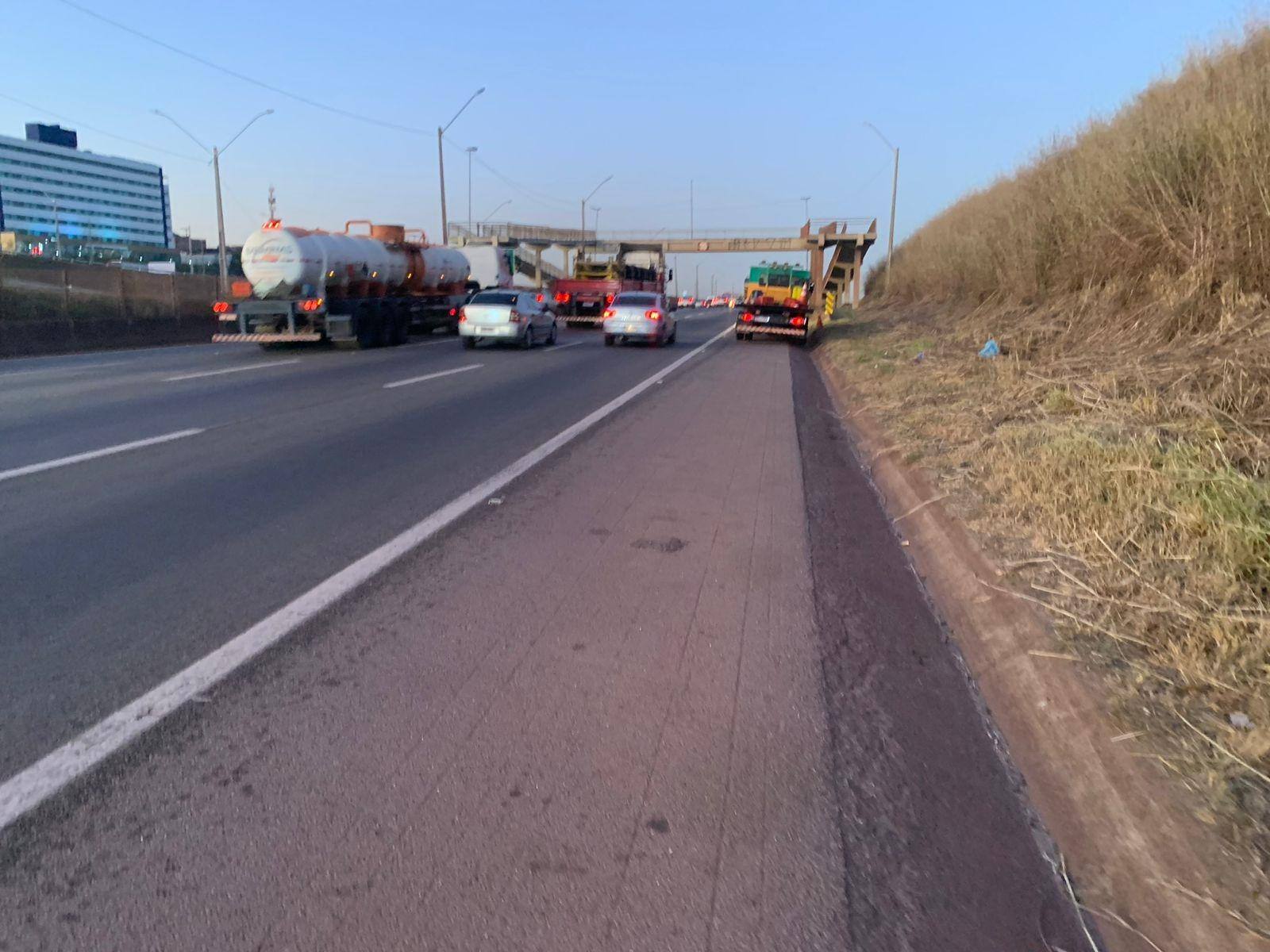 Faixa da direita está interditada e é registrado 1 km de fila; equipes da concessionária estão no local