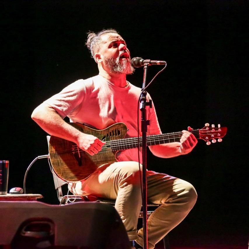 Faixa que leva o nome do álbum reproduz sons da natureza, com água, vento e trovões