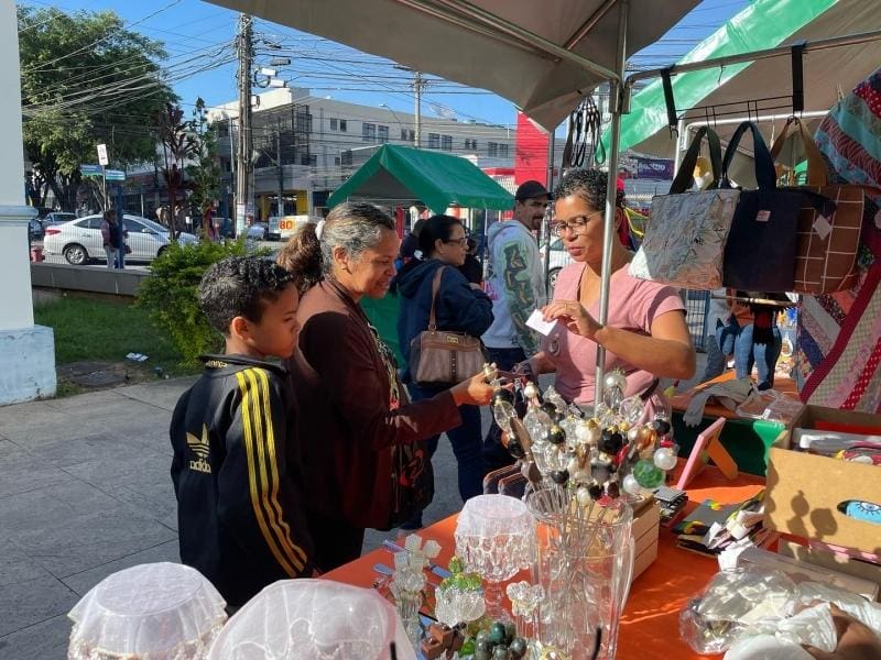 Feira tem produtos manuais decorativos, adornos religiosos/místicos, adereços pessoais, costuras criativas, arte em crochê e alimentos artesanais