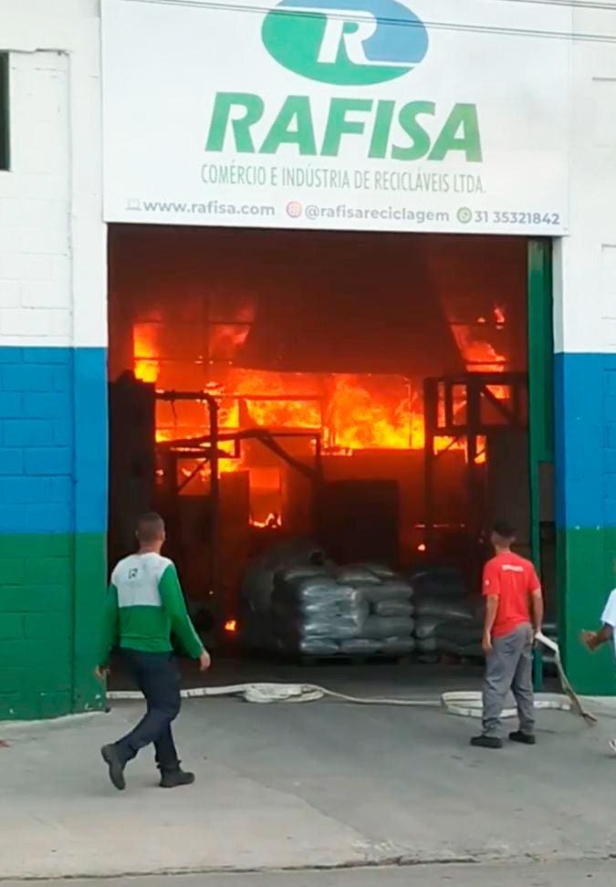 Morador da região registrou incêndio, que tomou boa parte do galpão