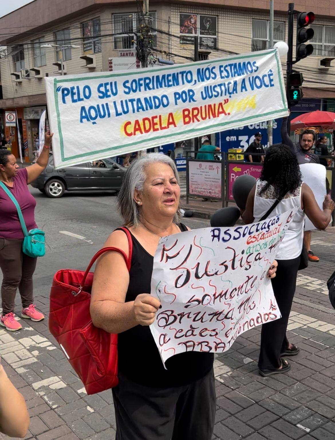 Grupo é contra a soltura do tutor da cadela Bruna, da raça Fila, arrastada pelo engate do carro dele