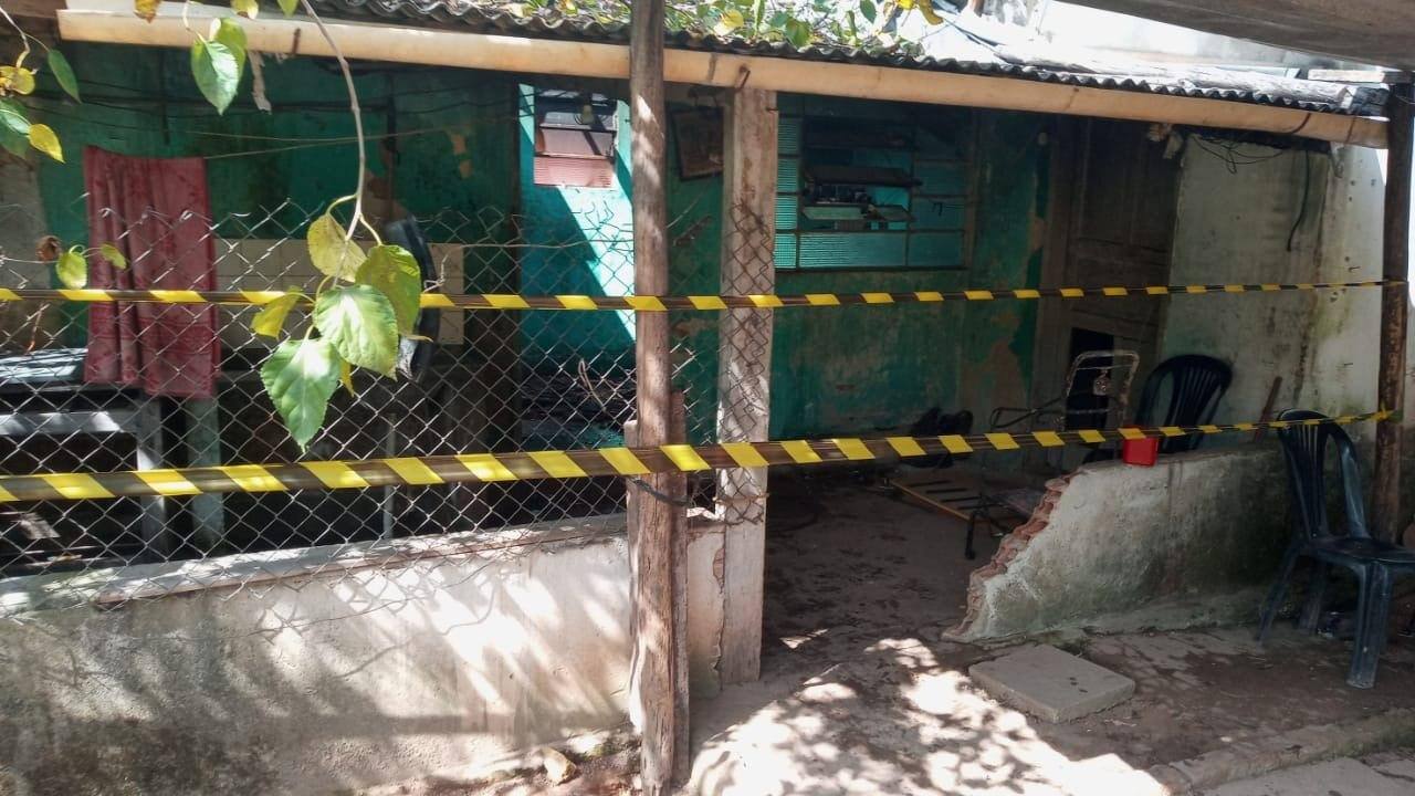 Incêndio ocorreu por volta das 10h da manhã deste domingo (7), em uma casa localizada na rua Dois, no bairro Vila das Flores