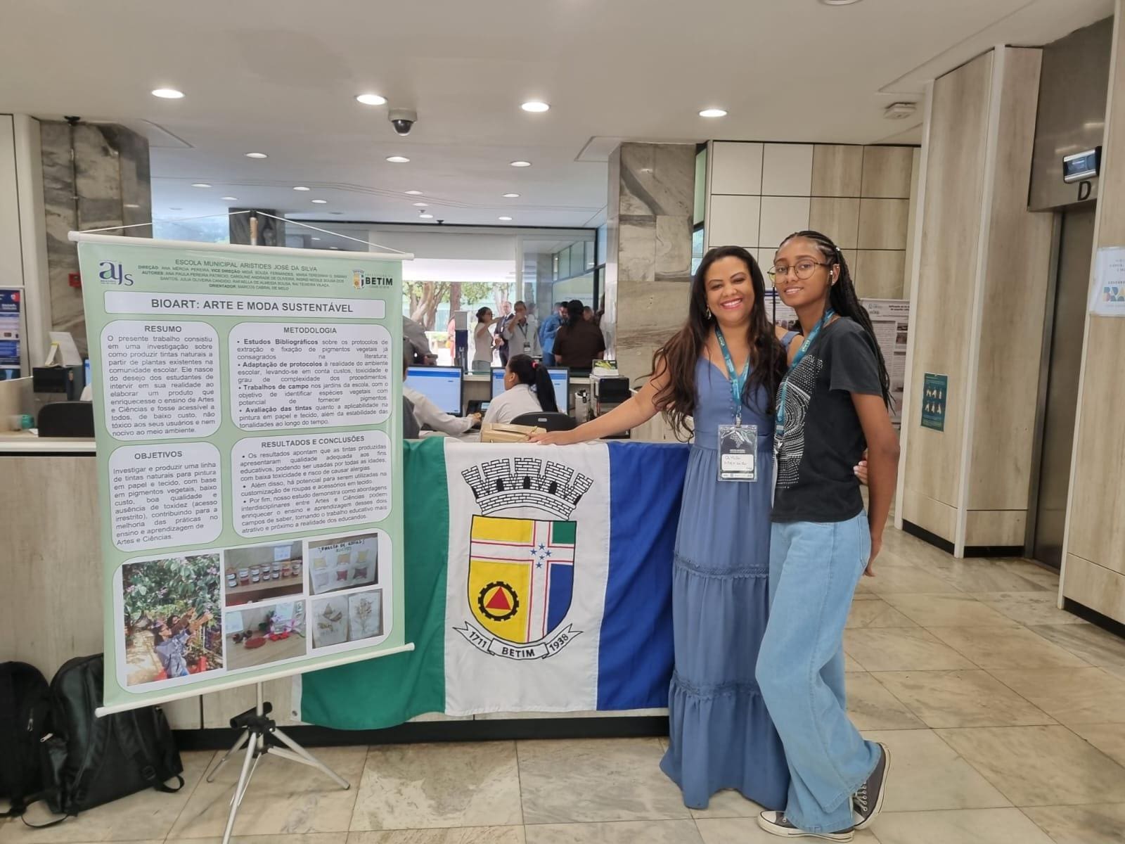 Ingrid e a diretora, Ana Mércia, representaram a escola