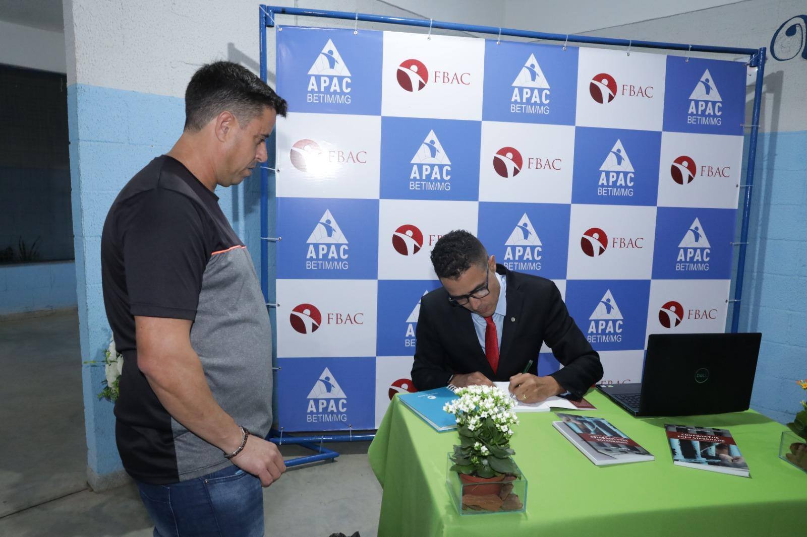 Lançamento do livro ‘Confrontos pela liberdade: Fundamentos da Terapia da Realidade no Método Apac’, de Marcelo Moutinho.