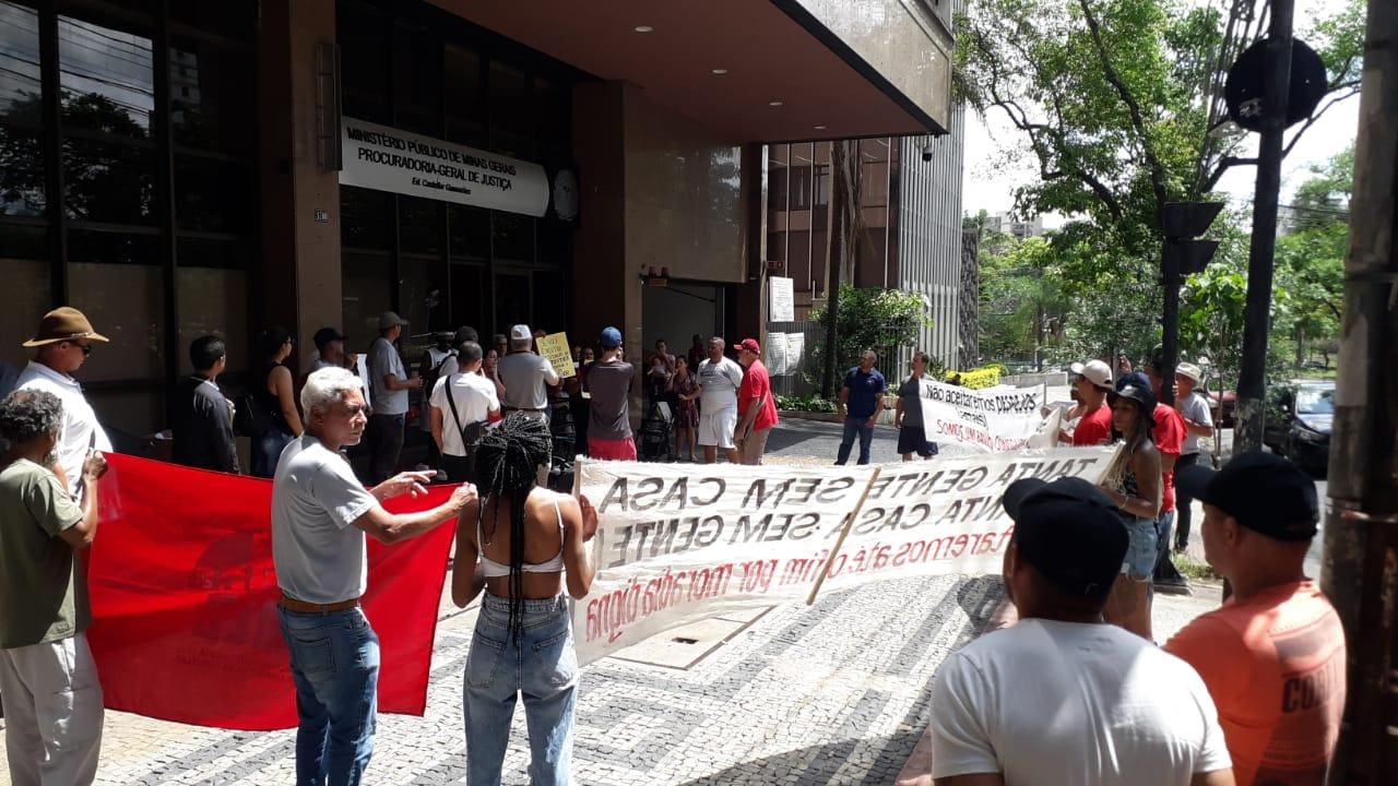 Moradores da ocupação fazem manifestação em frente ao prédio do MPMG, em BH