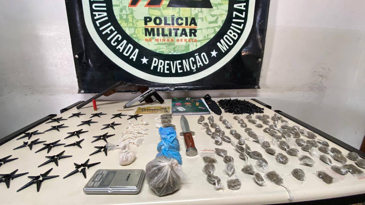 Material apreendido com o adolescente. Só a droga estaria avaliada em cerca de R$ 10 mil.