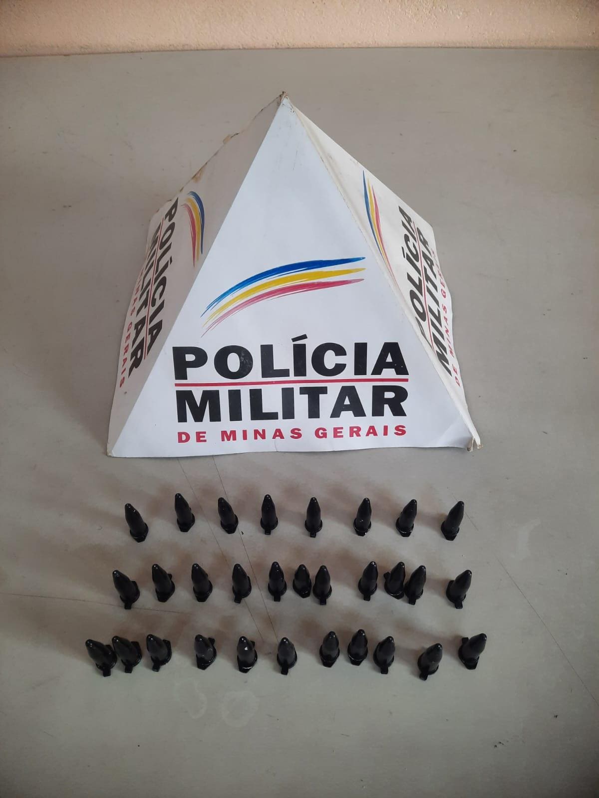 Material apreendido com os suspeitos.