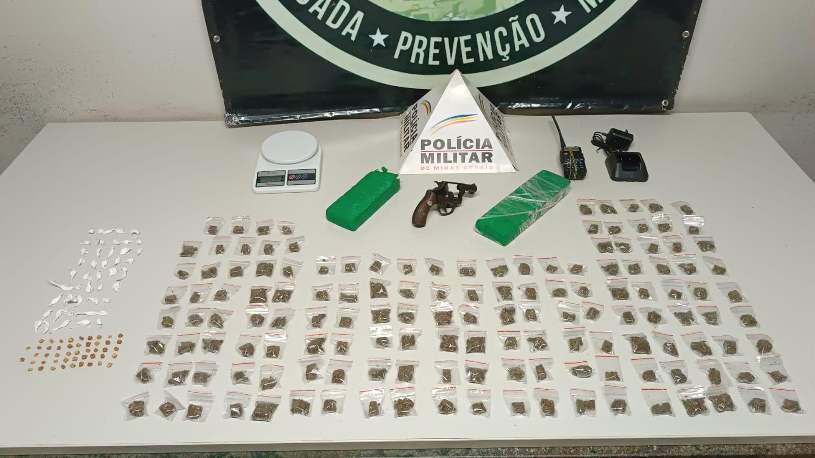 Material apreendidos com os suspeitos.