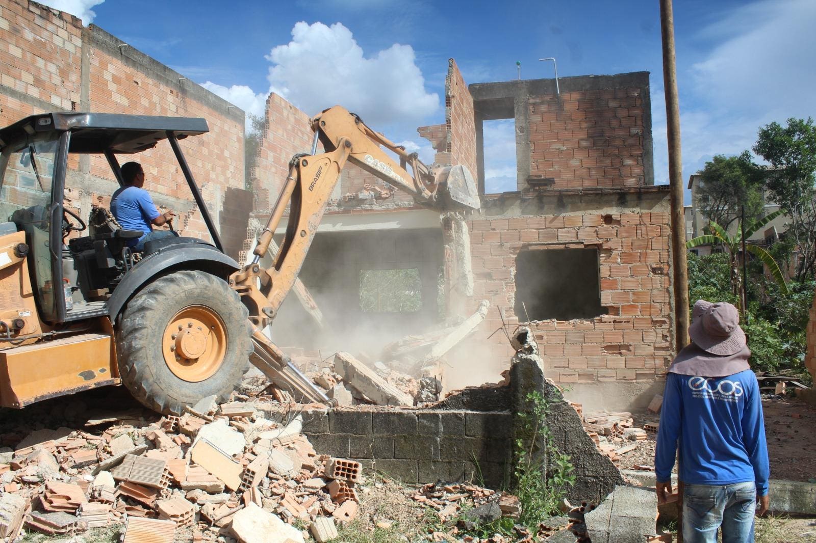 Moradias precisaram ser demolidas, pois estão em área de risco para habitação