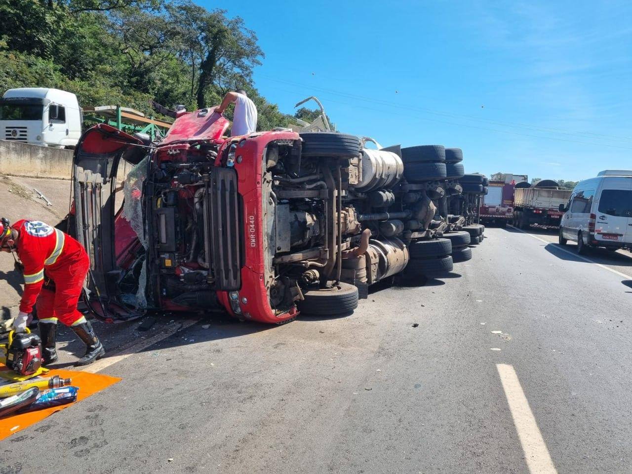 Motorista da carreta precisou ser resgatado pelos bombeiros depois que o veículo tombou na BR-262