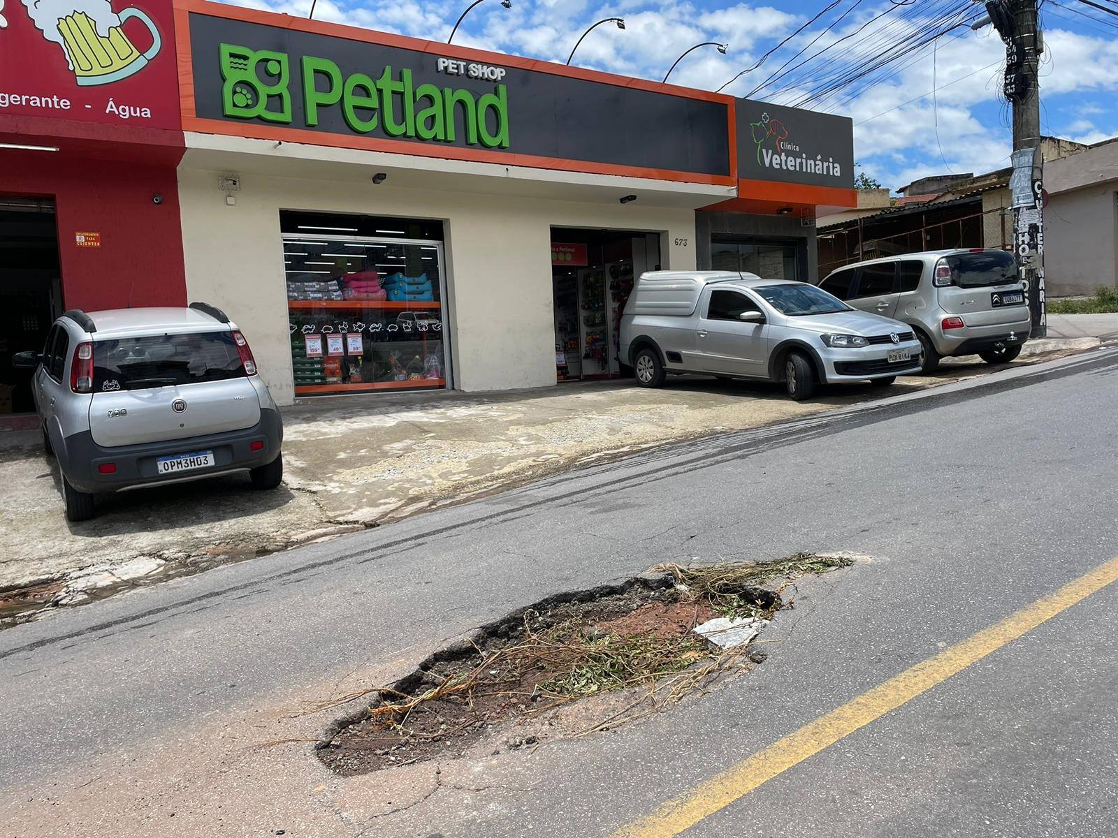 Na rua Nossa Senhora das Graças, condutores têm que desviar de cratera que se formou com as chuvas
