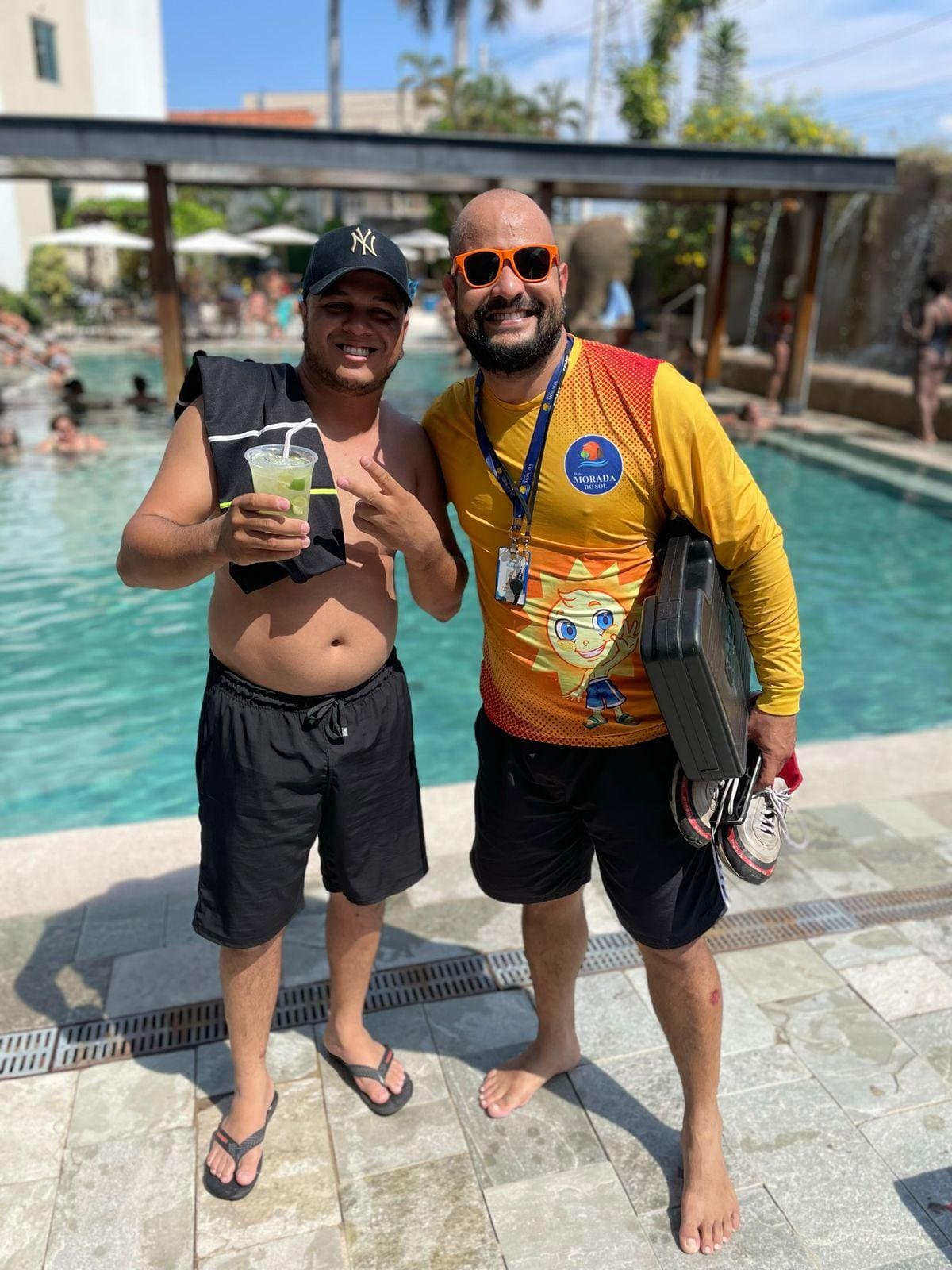 Nas imagens que se tornaram viral, Jean Barbosa aparece fazendo a coreografia da música, diante de uma plateia na piscina, e várias pessoas participam da aula