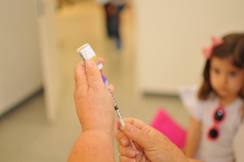 No dia da vacinação, a criança deve estar acompanhada de um dos pais ou responsável, que deve apresentar os documentos de identificação próprio e da criança, além do cartão de vacinas