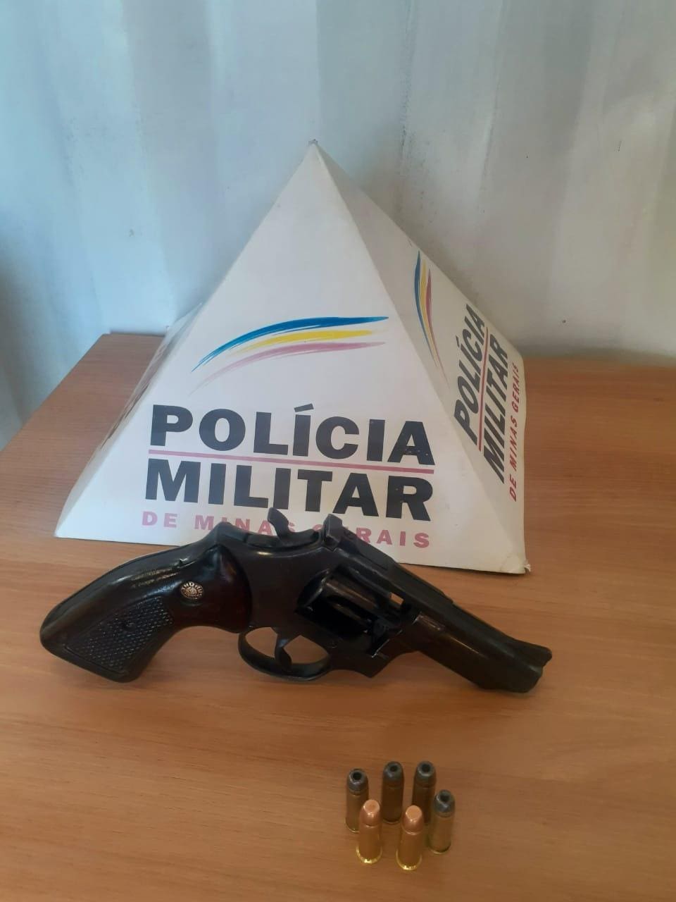 O homem e a arma apreendida foram levados para a Delegacia de Polícia Civil de Betim