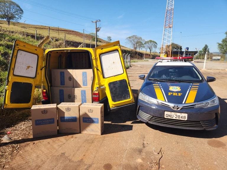 O motorista foi preso e encaminhado à Polícia Federal. O veículo se encontra à disposição da Polícia Judiciária e, a carga de cigarros, à disposição da Receita Federal