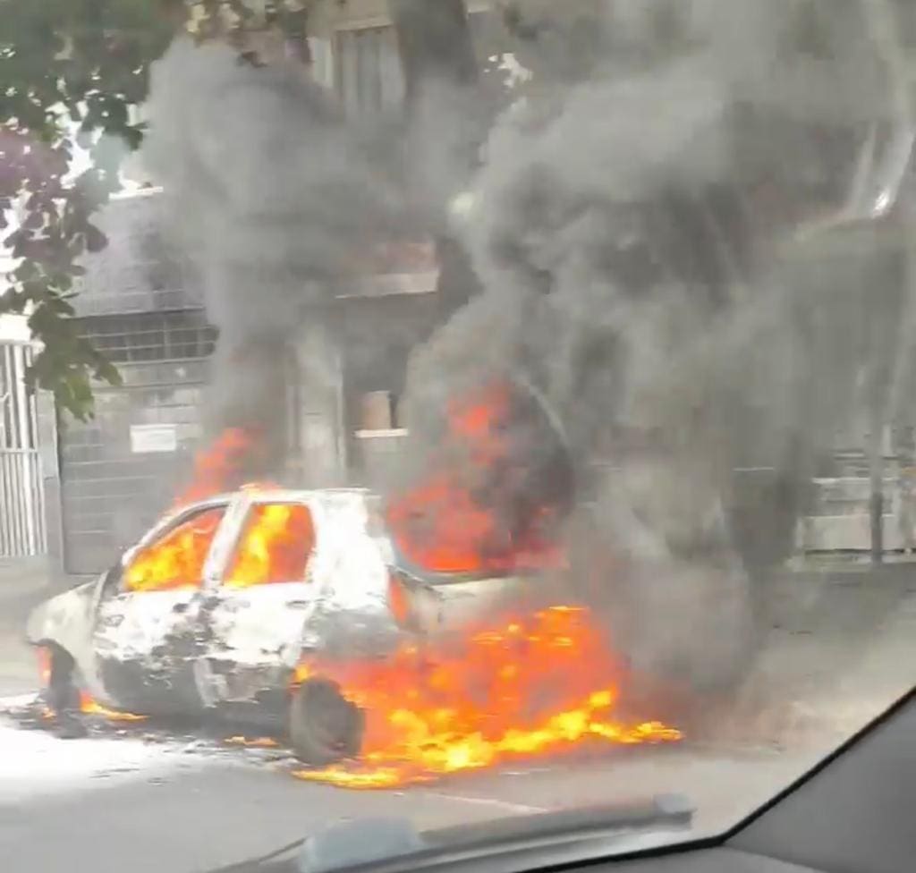 Carro é um Fiat Palio do ano de 2006