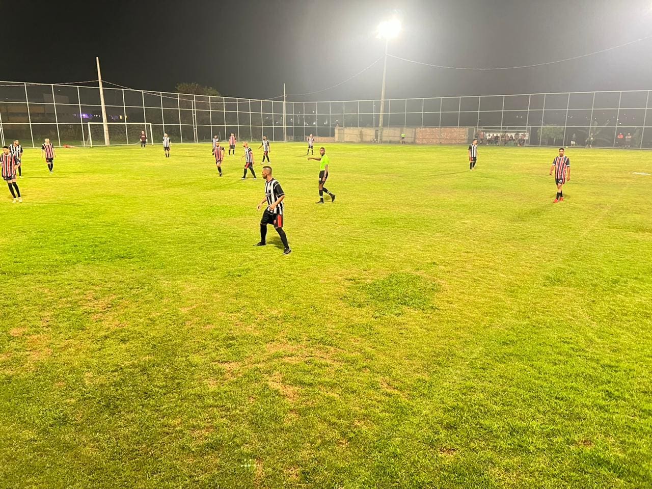Jogo entre Capelinha e E.A.Roma terminou em 2 a 0; a outra partida da noite, entre Vira Copo e Cinco Estrelas, teve como placar 5 a 0