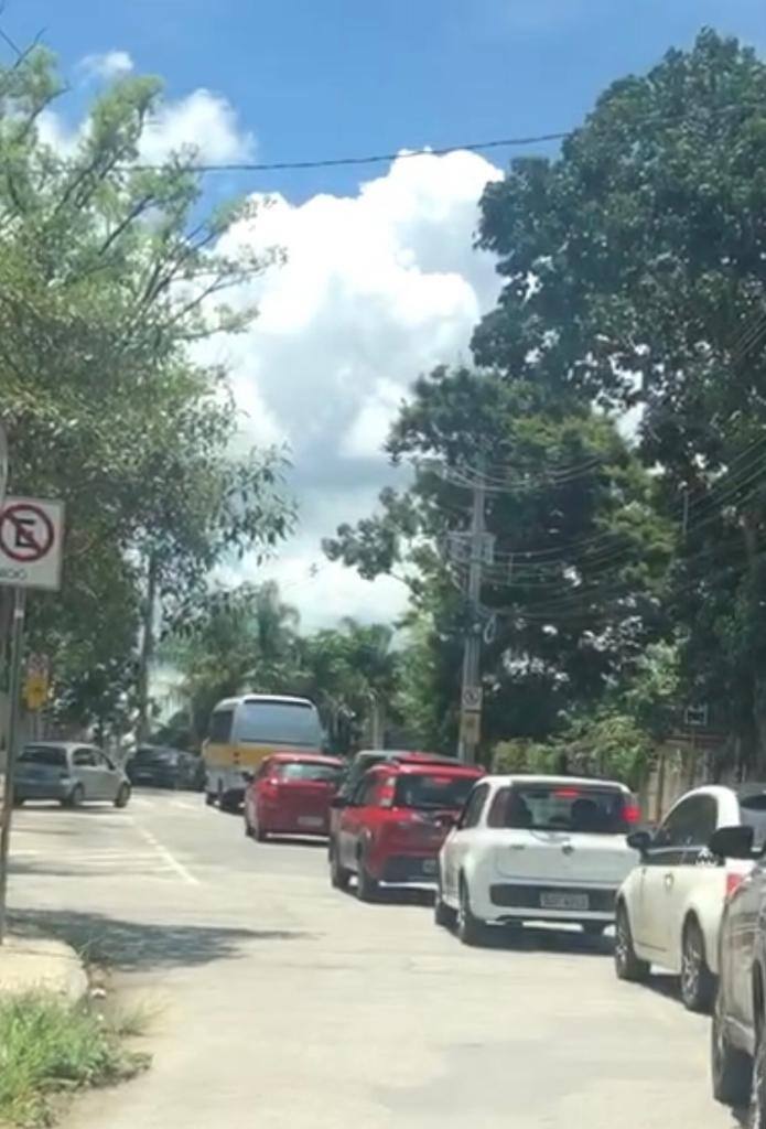 Fila de dezenas de carros é cena comum no bairro em dias da semana, em horários de entrada e saída de alunos da escola