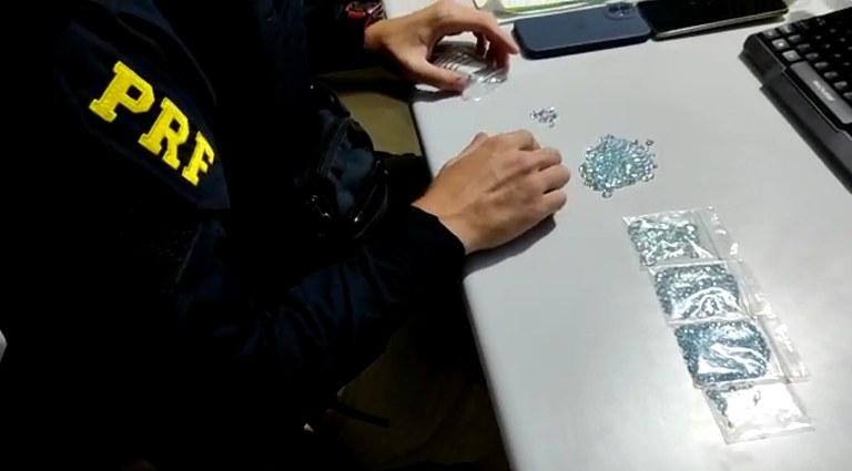 Pedras apreendidas estavam dentro de um envelope, sob o banco do passageiro.