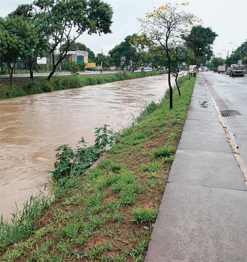 Moradores dos bairros Várzea das Flores e São João
reclamam da falta de estrutura nessas regiões