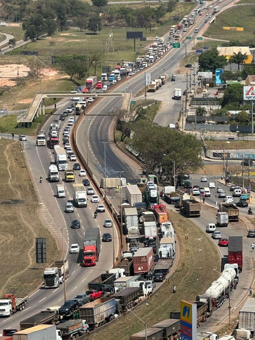 Pista sentido São Paulo está completamente bloqueada devido ao acidente