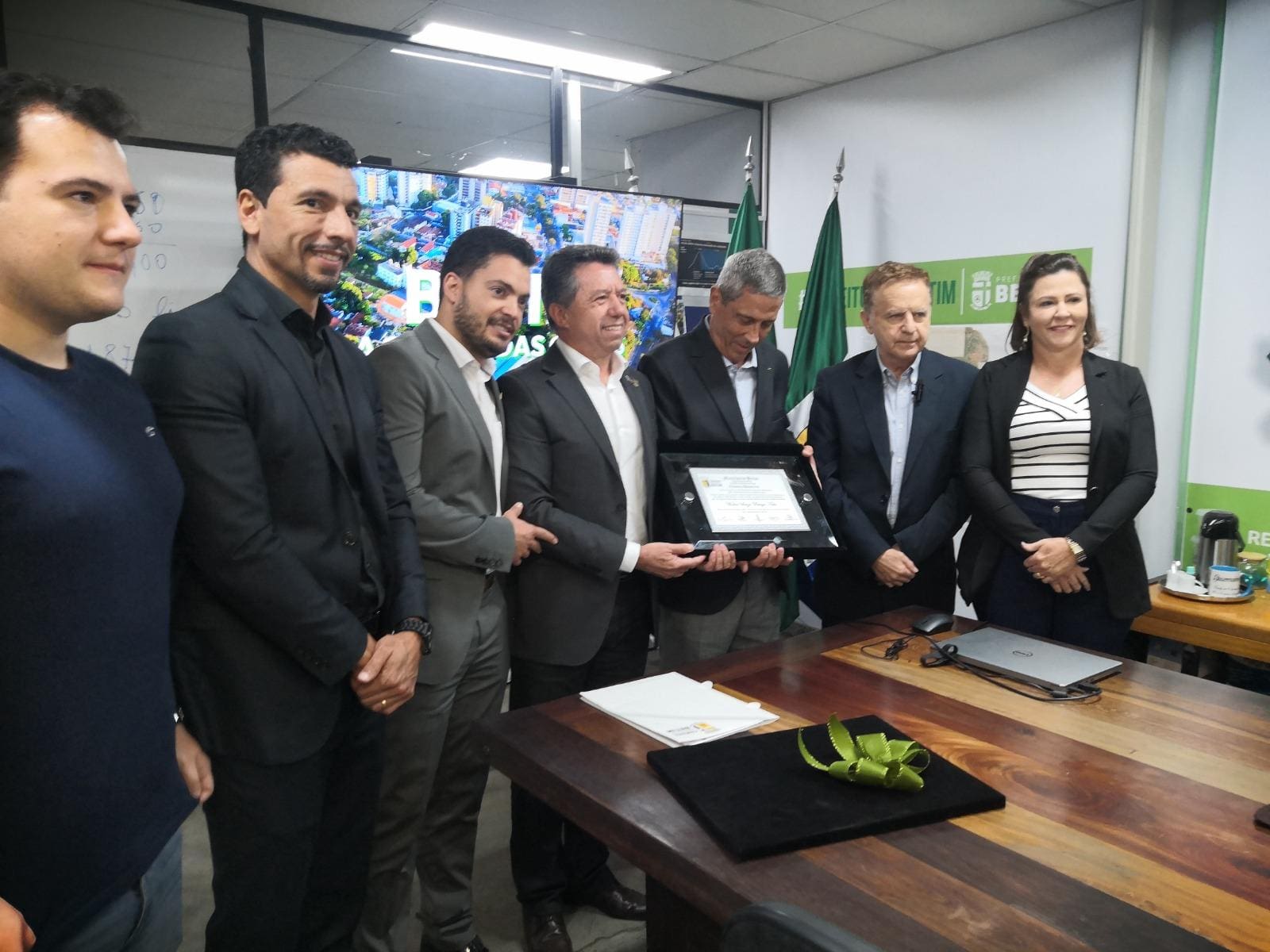 Placa com homenagem ao general Braga Netto foi entregue na tarde desta terça-feira (9)