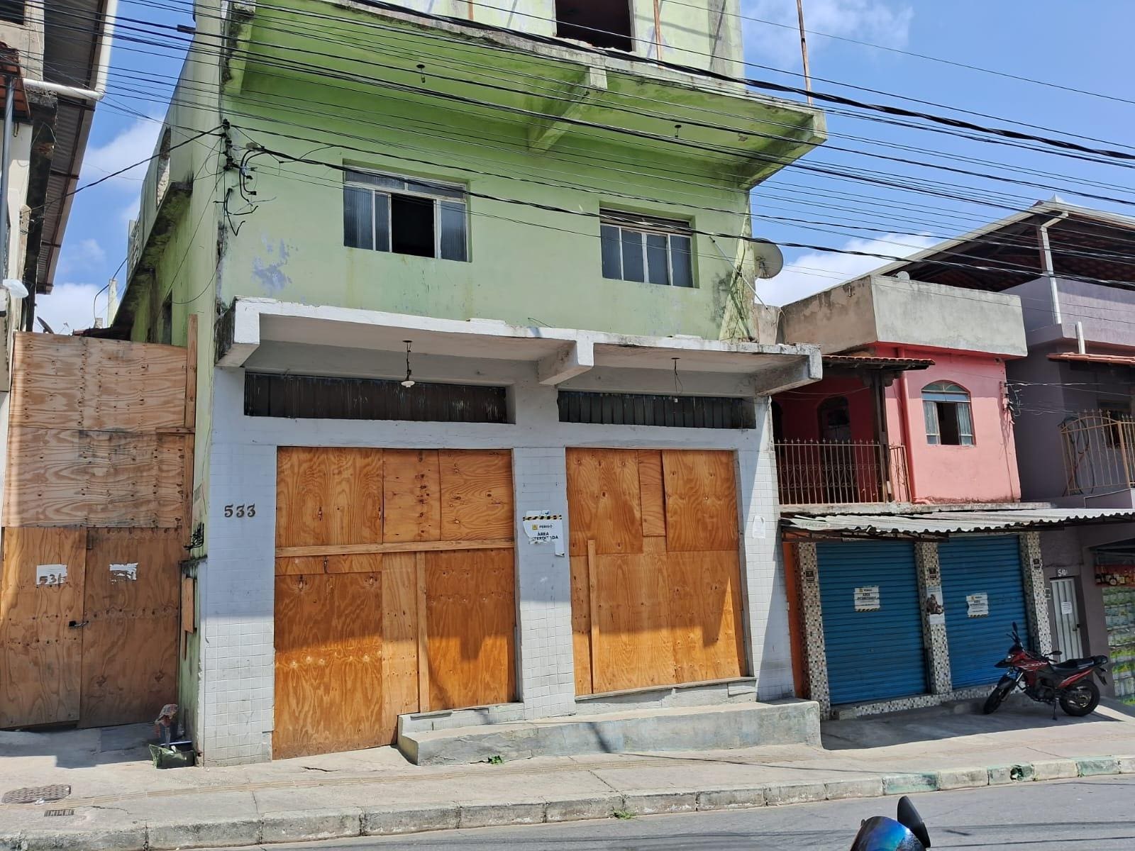 Prédio que será demolido fica na rua Duque de Caxias, no bairro Jardim Teresópolis, em Betim