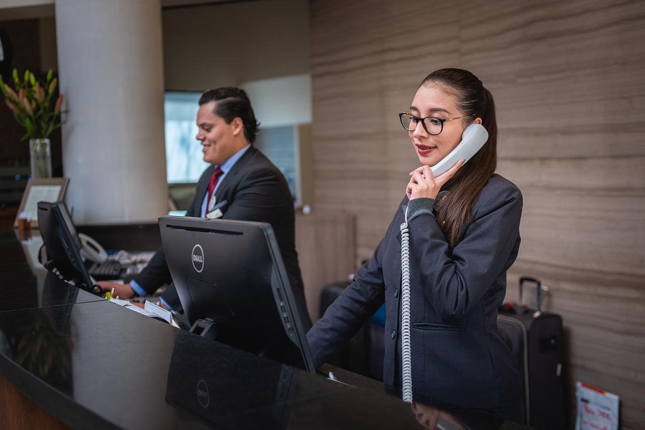 Recepcionista é uma das vagas ofertadas no processo seletivo da Seter nesta sexta-feira (27)