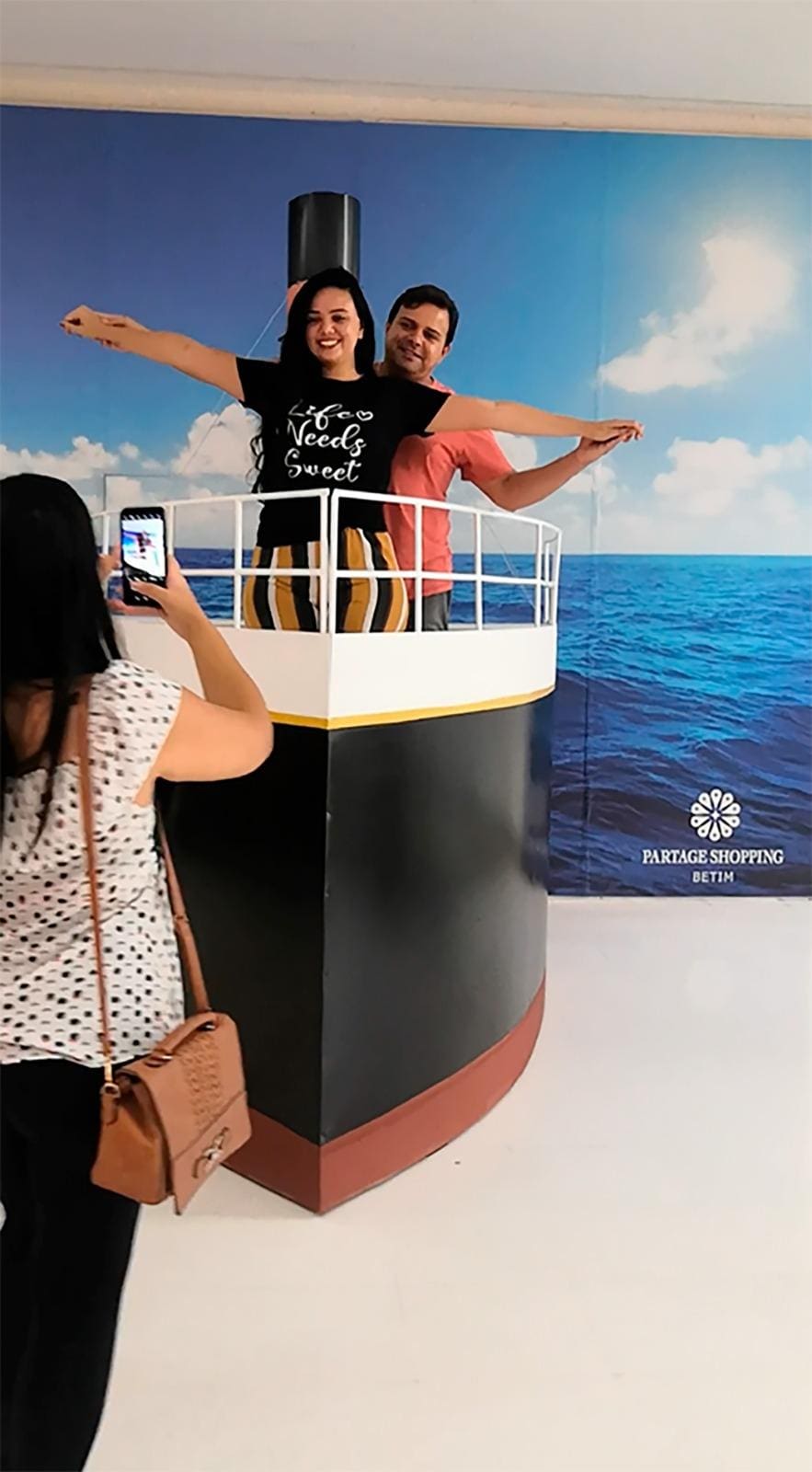 Roberto Amaral e Jennifer Amaral foram conferir a estreia da nova exibição do filme, nessa quinta (9), e, é claro, garantiram imagens no espaço instagramável preparado pelo mall