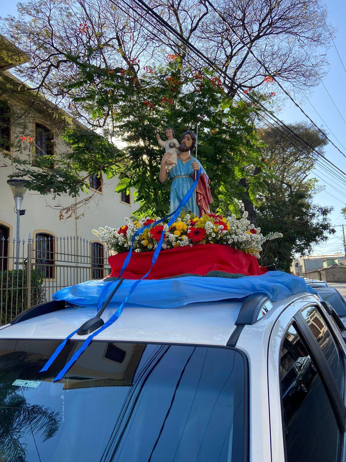 São Cristóvão é conhecido por ser o protetor dos motoristas. Por isso, no domingo ocorre a tradicional procissão motorizada com a bênção dos automóveis.