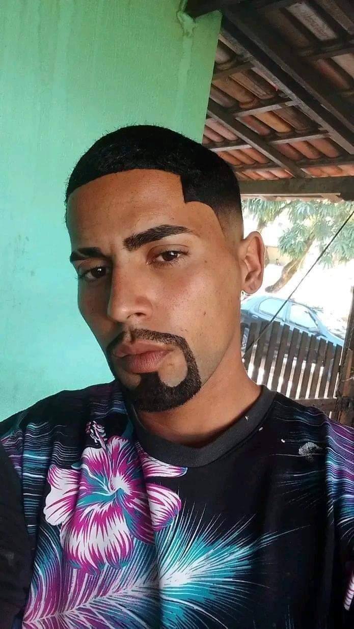 Se souber onde ele está, entre em contato com a divisão de desaparecidos da Polícia Civil, no telefone 0800-2828-197