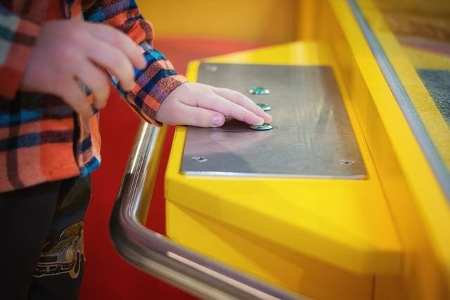Segundo o processo, em 30 de julho de 2016, o menino estava em um brinquedo, no shopping, quando caiu de uma altura de 1,5 metro