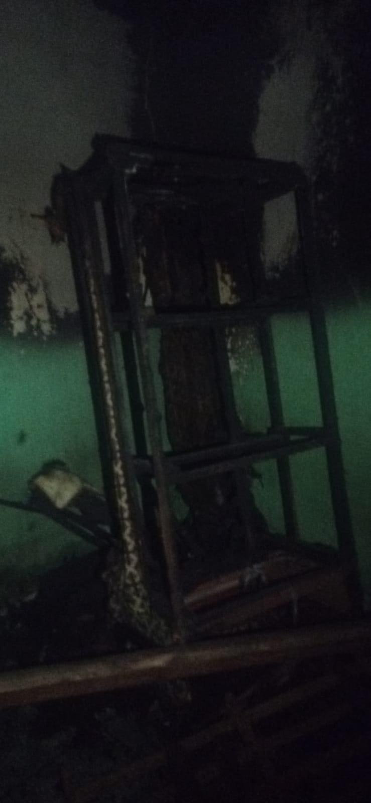 Segundo os bombeiros, o homem teria iniciado as chamas no quarto dele com a esposa, que ficou completamente destruído