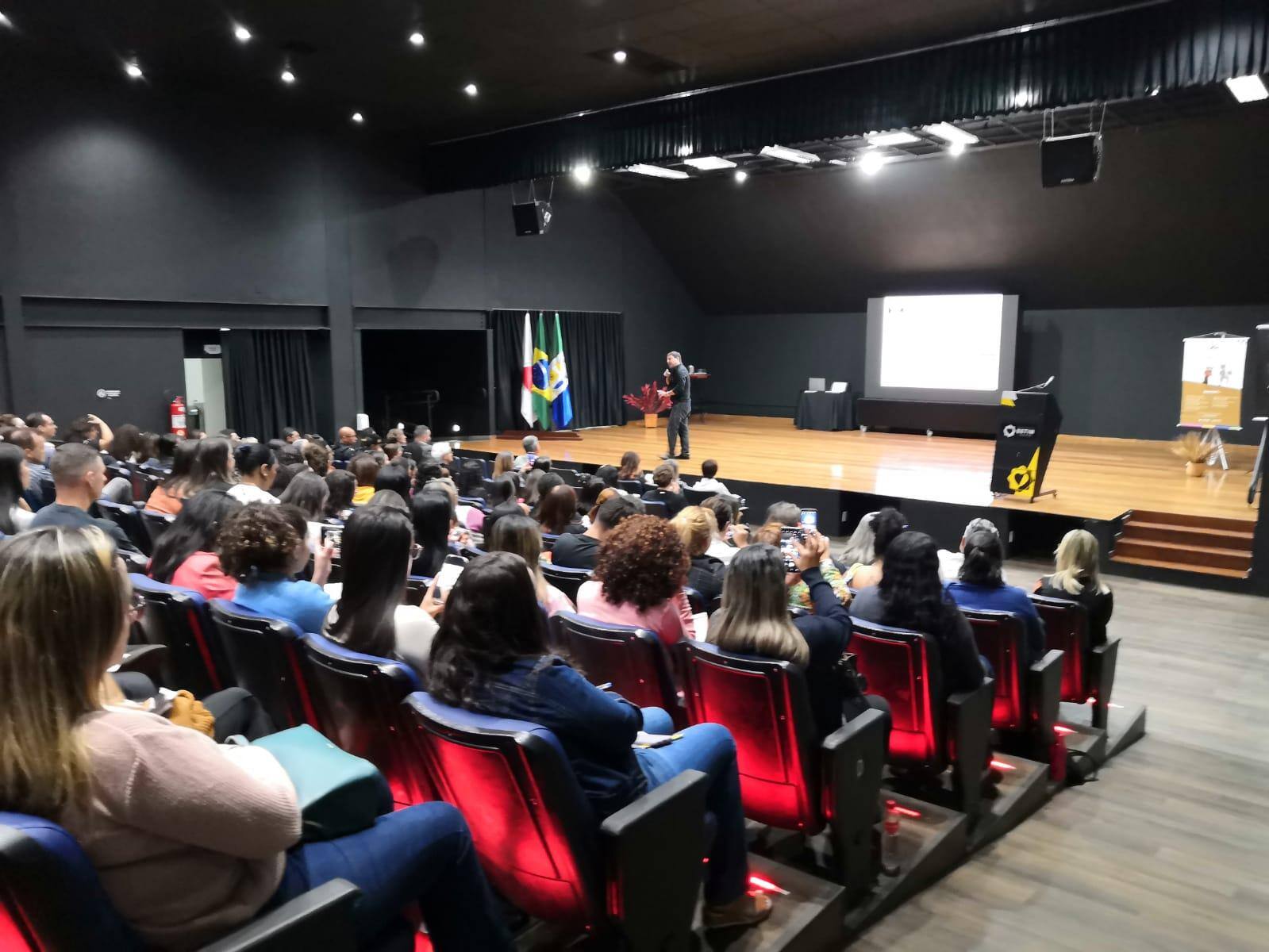 Seminário reuniu cerca de 200 profissionais.