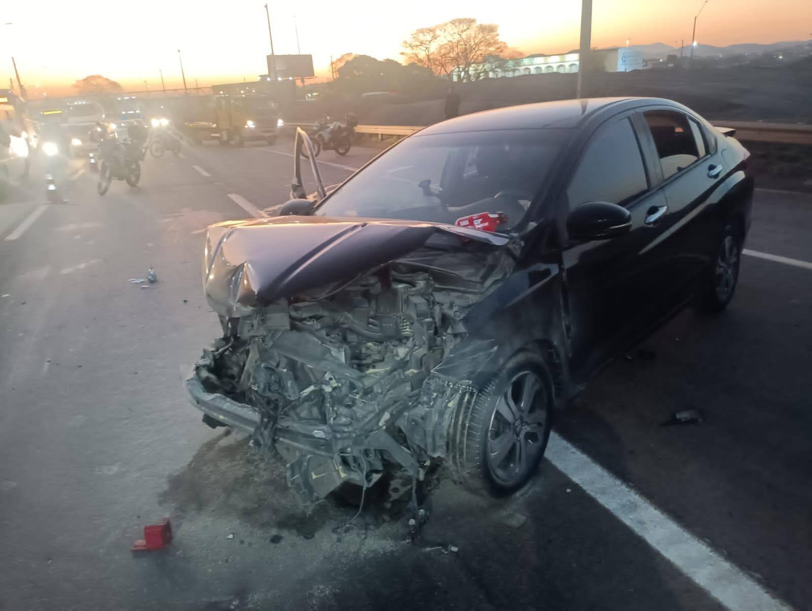 Suspeitos bateram o carro na BR-381, próximo ao Partage Shopping.