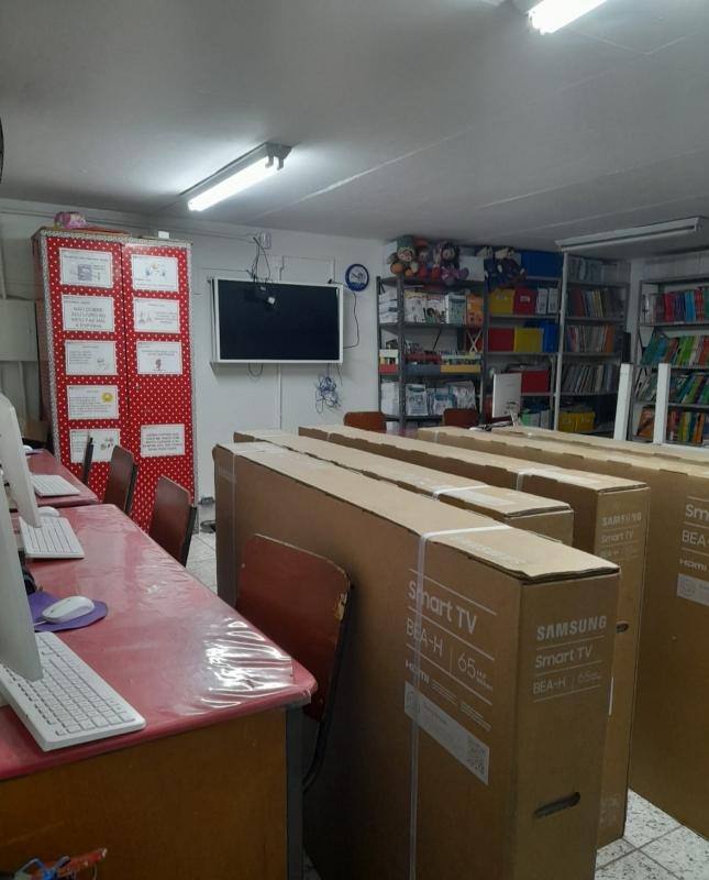 Suspeitos queriam levar seis televisores de 65 polegadas na Escola Municipal Carmelita Catarina da Mata, na região do Citrolândia, em Betim, na região metropolitana de BH