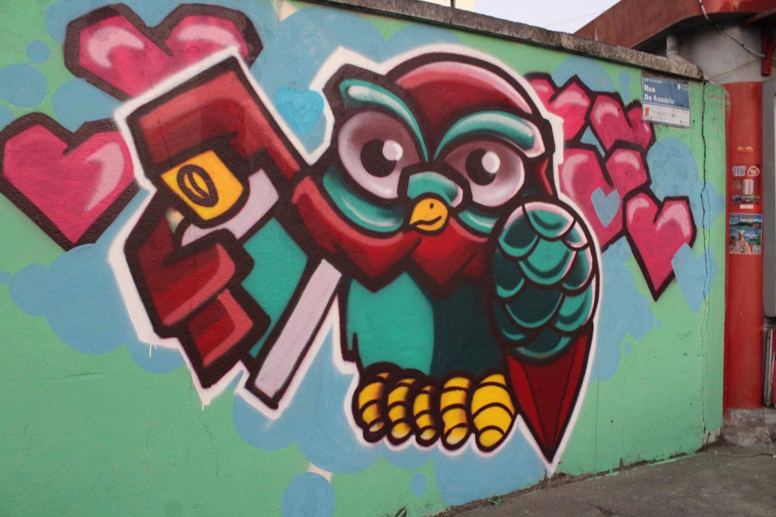 Uma das obras pintadas no muro, feita pelo ilustrador Kiko.