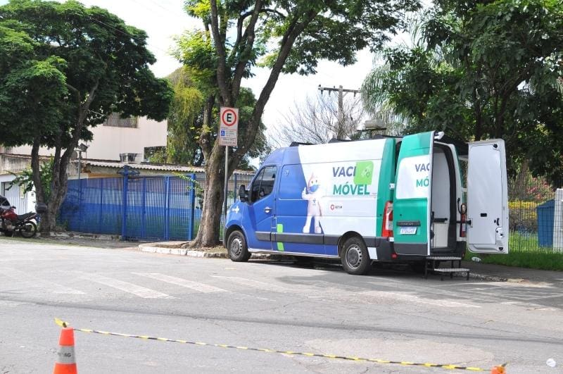 Unidade também vai aplicar doses das vacinas monovalentes e a meningocócica C no público interno