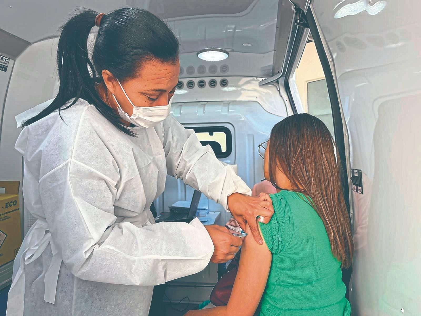 Vacimóvel de Betim chega a aplicar 200 doses de vacinas por dia.